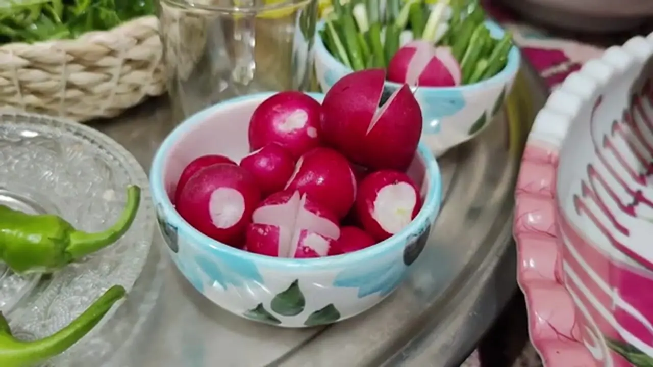 غذای روستایی در ایران؛ پخت آبگوشت با اردک و تهیه خوراک با جگر مرغ