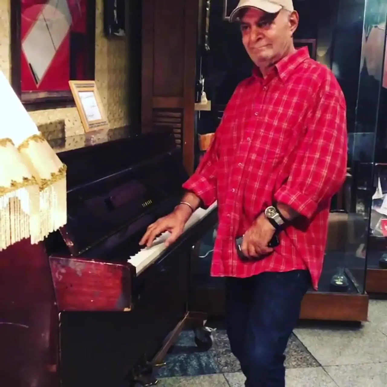 سفر در زمان؛ «اباقطام» 28 سال بعد سریال امام علی در حال پیانونوازی؛ سال 98