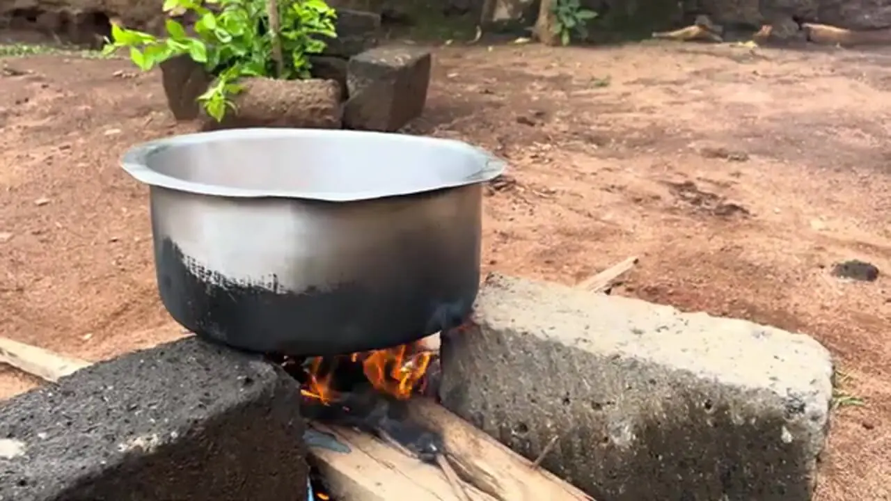 ببینید| غذای روستایی در کنیا؛ پخت کیک وانیلی در قابلمه