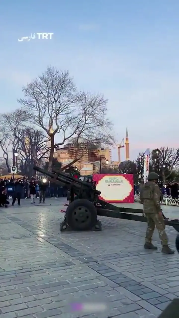 برگزاری مراسم سنتی شلیک توپ افطار در استانبول