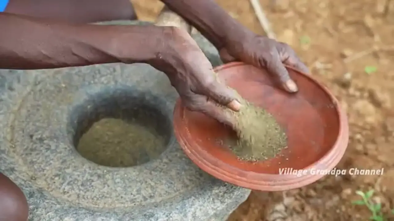 ببینید| غذای روستایی در هند؛ کباب کردن ماهی پامفرت سیاه در برگ موز