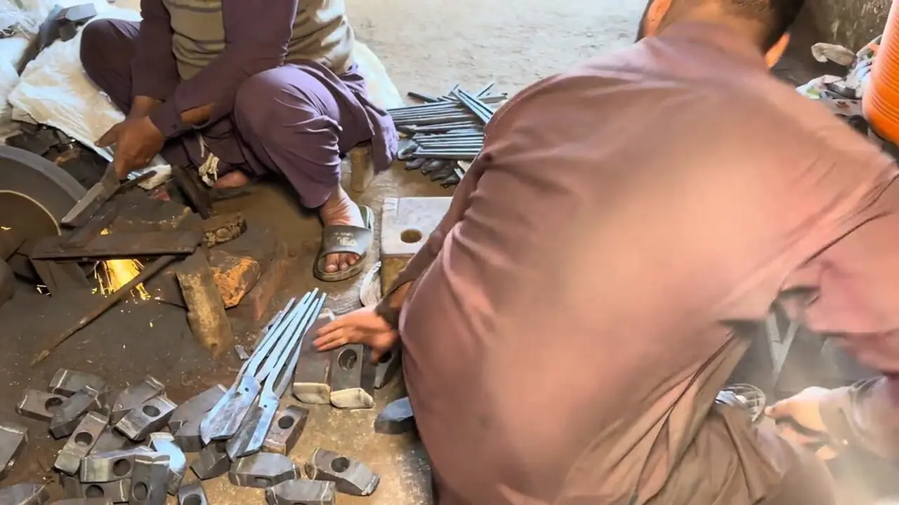 مراحل ساخت چکش از طریق بازیافت ضایعات ریل های قدیمی در پاکستان