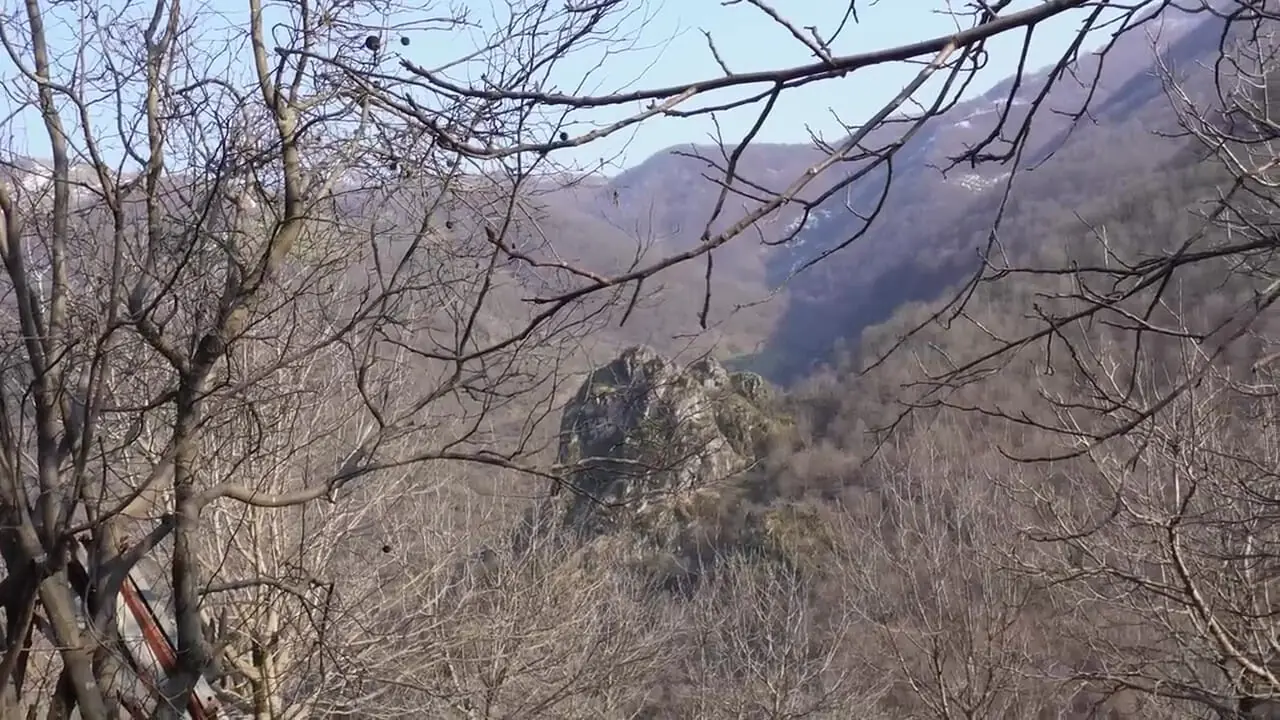 غذای روستایی در ایران؛ پخت پیتزا بزرگ خانگی در طبیعت کوهستانی روستا