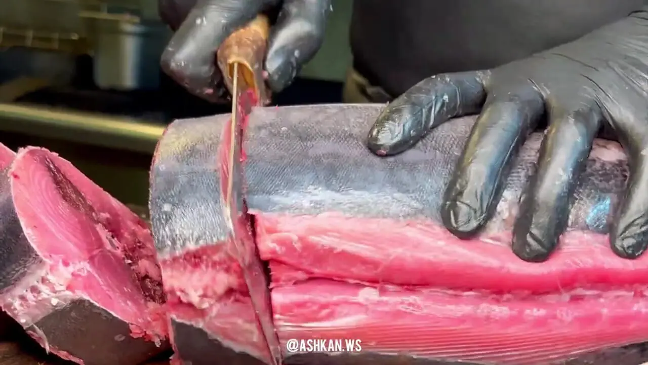 غذای خیابانی در ایران؛ برش ماهرانه ماهی تن و پخت یک غذای متفاوت با آن