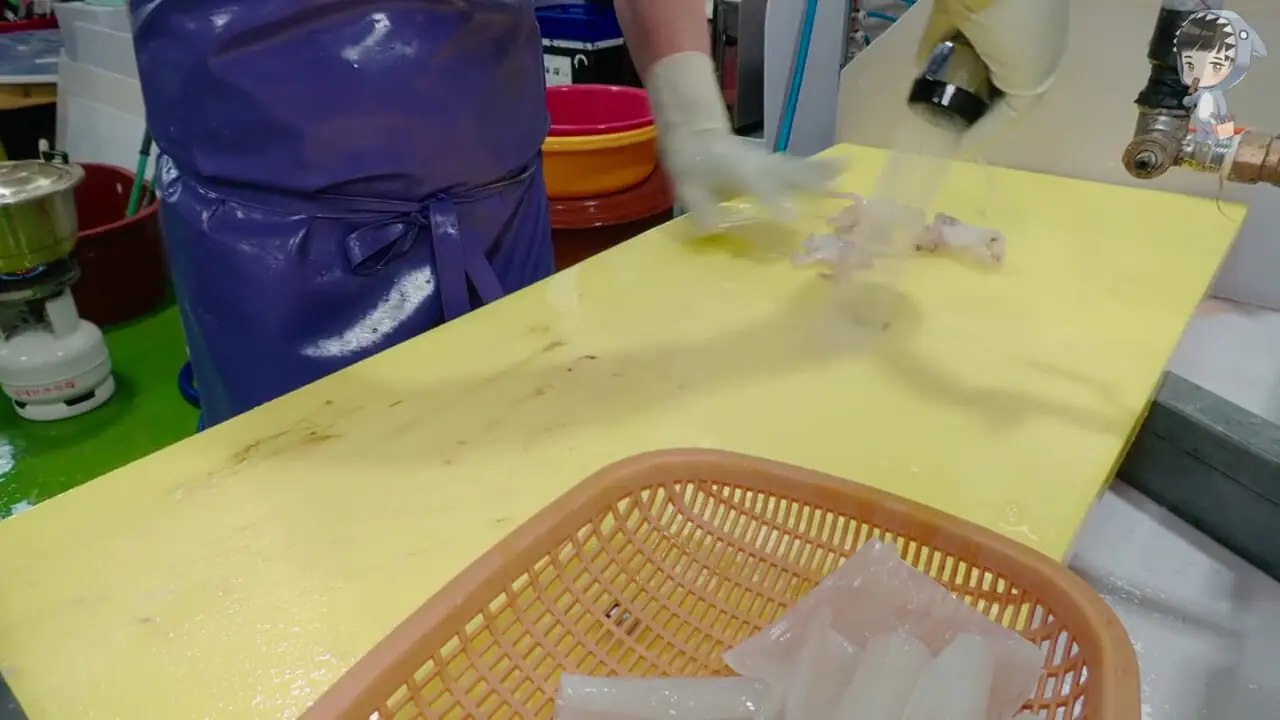 غذای خیابانی در کره؛ برش زدن ماهرانه ماهی مرکب و تهیه ساشیمی با آن در پوهانگ