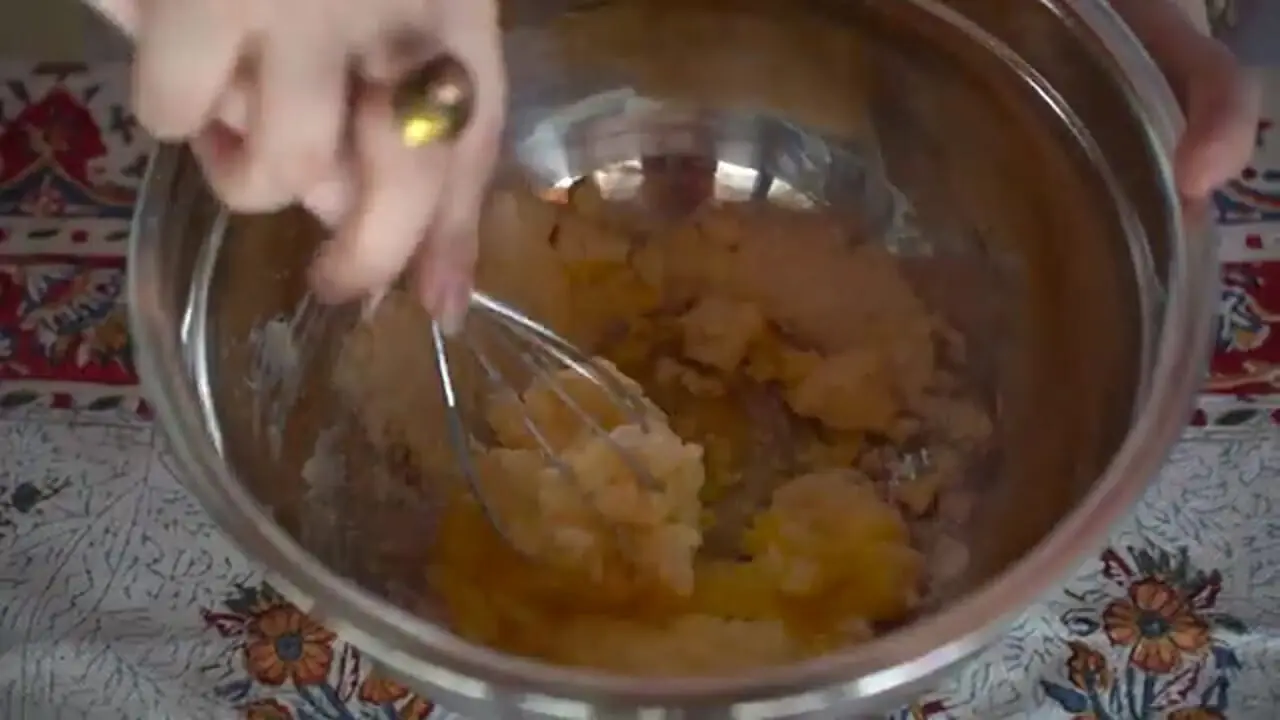 غذای روستایی در ایران؛ پخت شیرینی کشمشی توسط بانوی روستایی و در جنگل