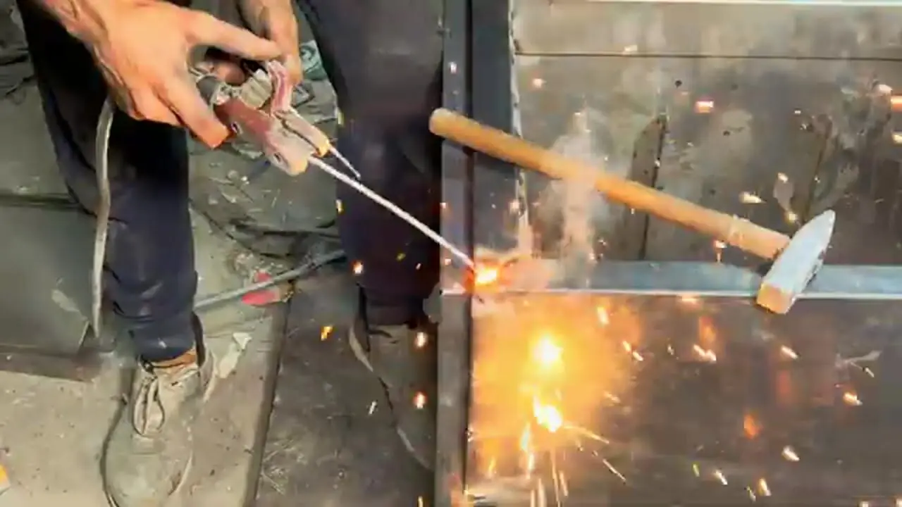 مراحل دیدنی تولید گاو صندوق در کارگاهی در پاکستان