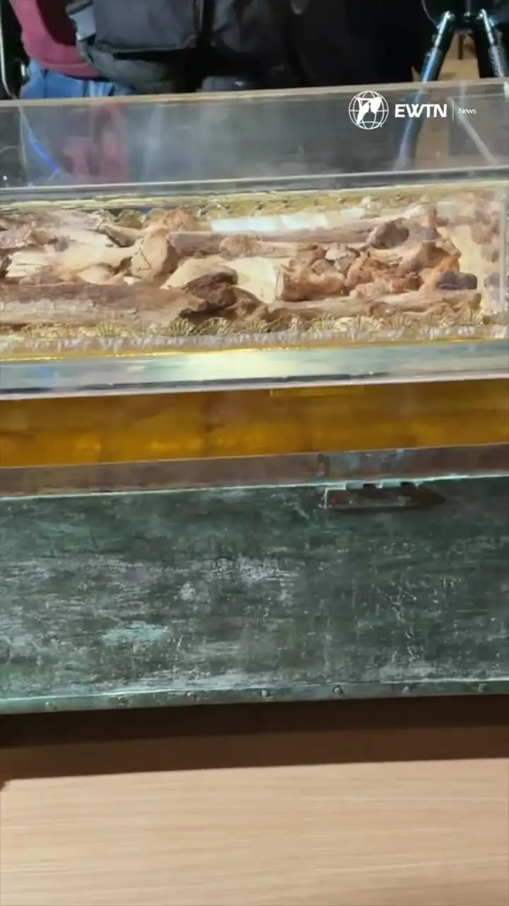 نمایش بقایای پیکر یک قدیس پس از ۸۰۰ سال