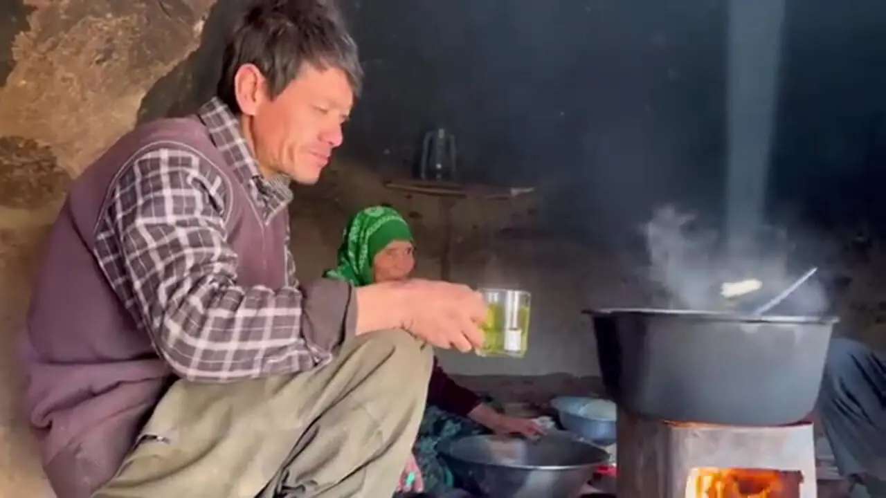 ببینید| غذای روستایی در افغانستان؛ پخت نان و خوراک مرغ در غار توسط خانواده افغان