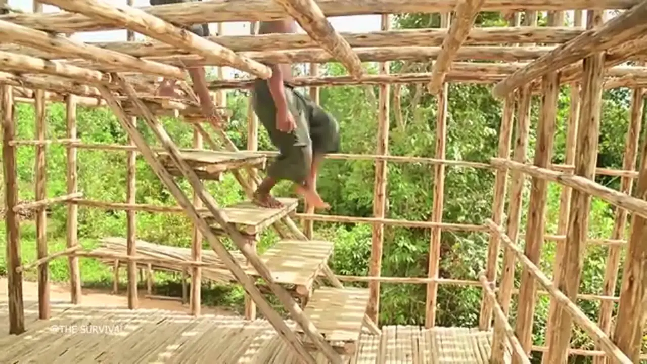 ببینید| ساخت یک ویلای 3 طبقه با چوب در جنگل های کامبوج