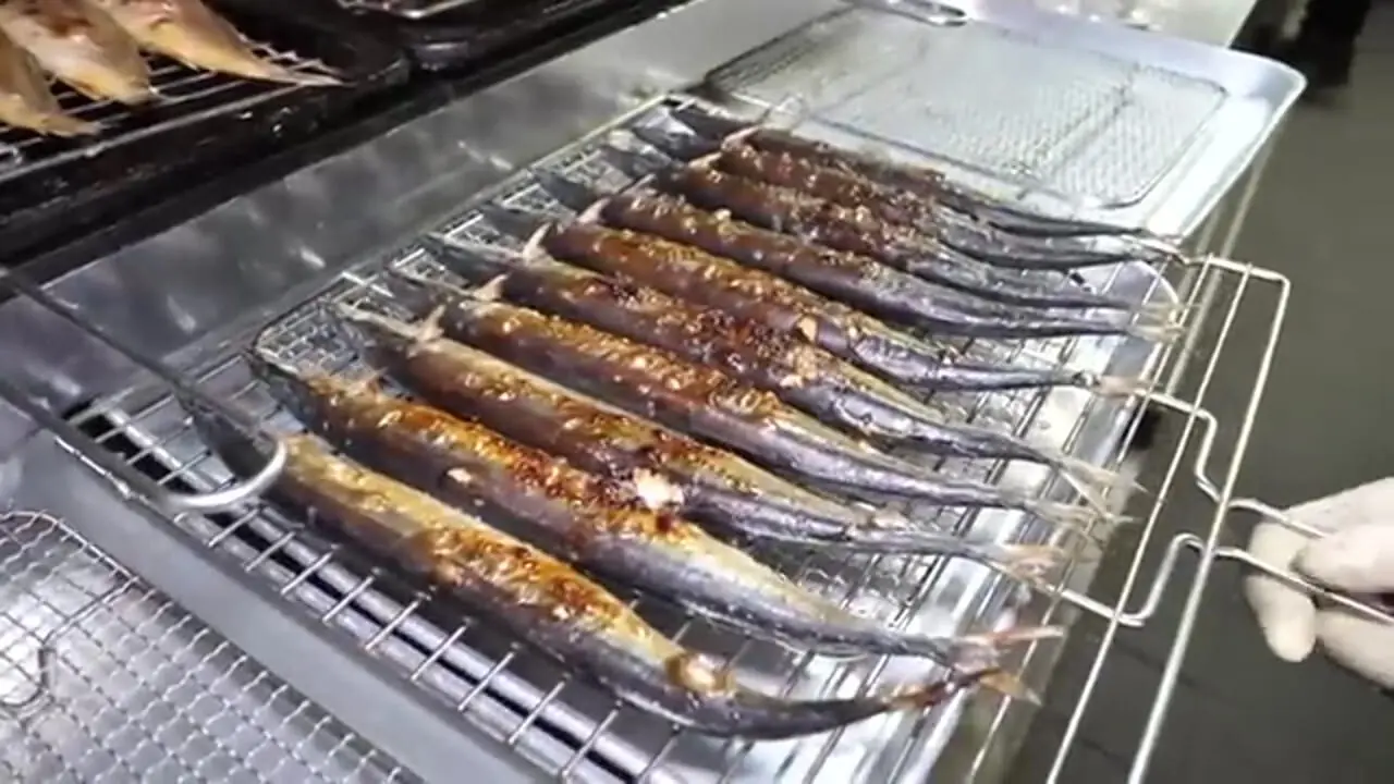 غذای خیابانی در کره؛ کباب انواع ماهی، مارماهی و ماهی مرکب در سئول