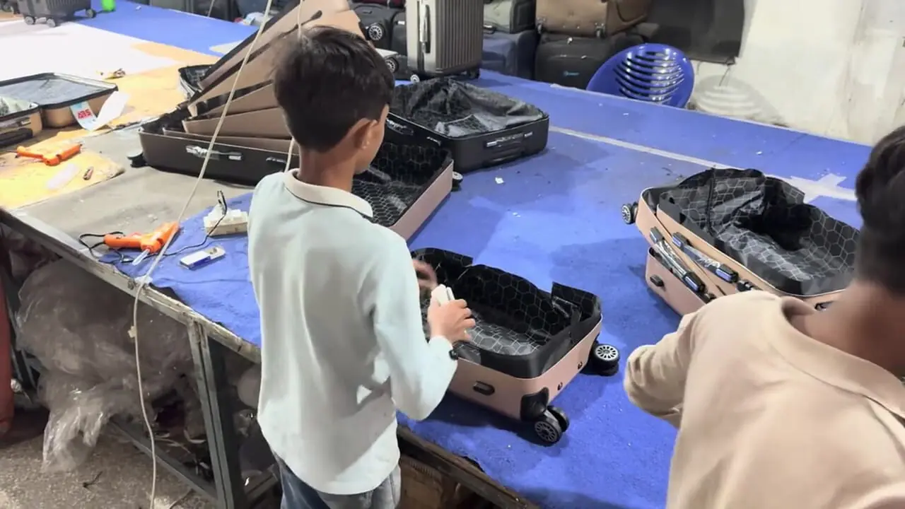 فرآیند تولید انبوه چمدان مسافرتی در پاکستان