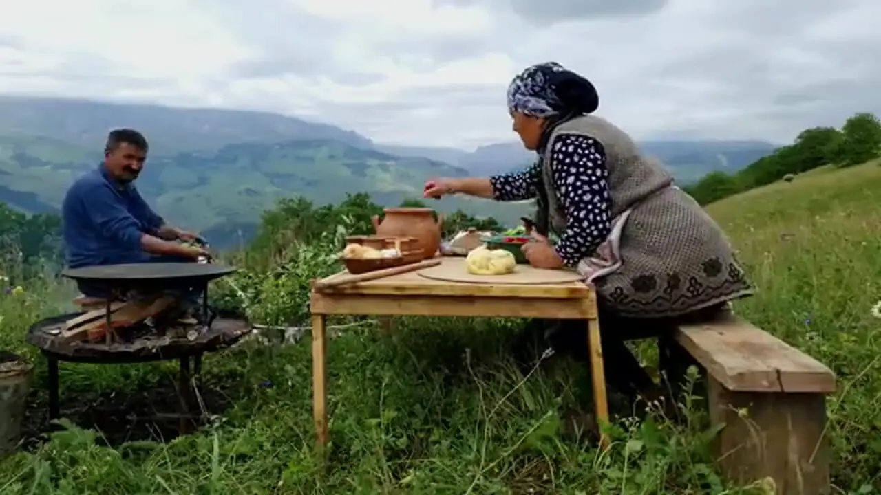 غذای روستایی در آذربایجان؛ پخت پاستا با خرچنگ در طبیعت کوهستان