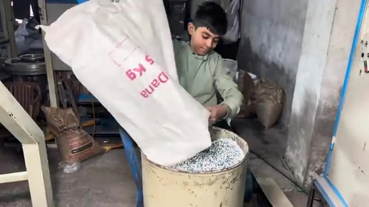 ببینید| فرآیند بازیافت ضایعات پلاستیکی و تولید کیسه های پلاستیکی با آن ها