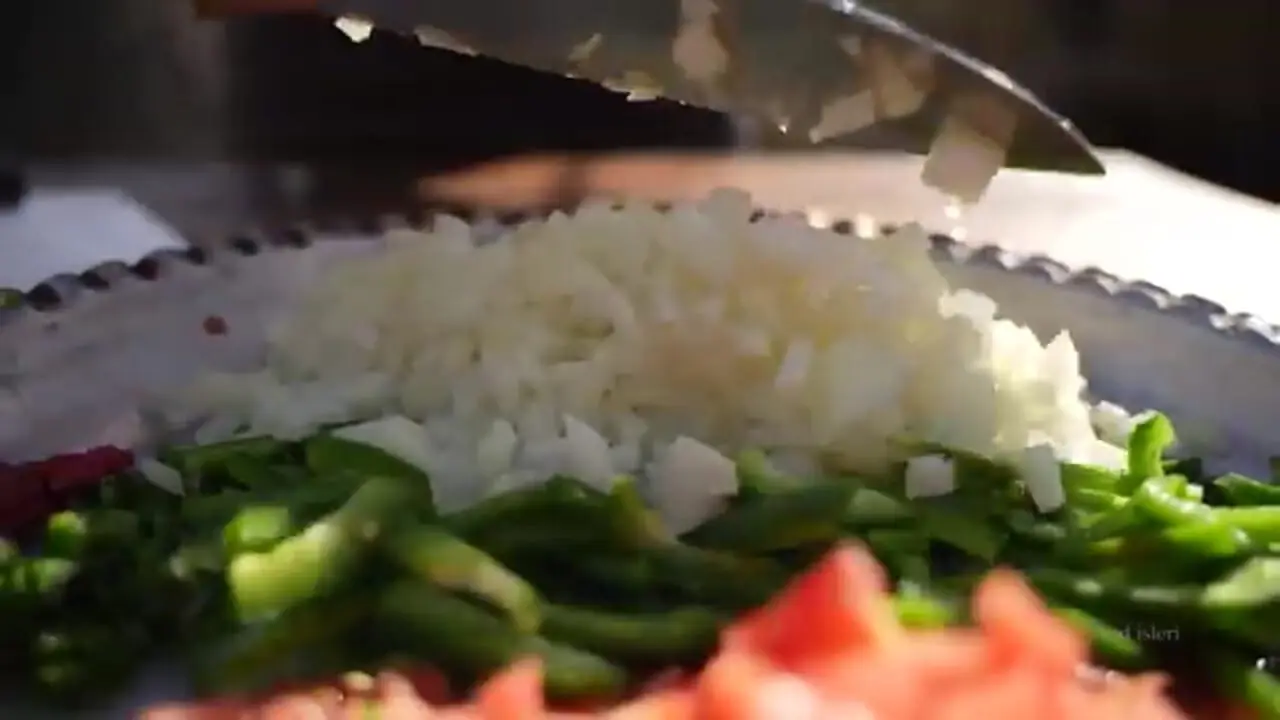 ببینید| غذای روستایی در ایران؛ پخت یک غذای سنتی با جگر و بلغور گندم