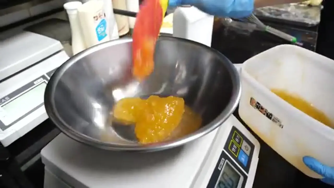 ببینید| غذای خیابانی در کره؛ پخت محبوب ترین دونات ها در سئول