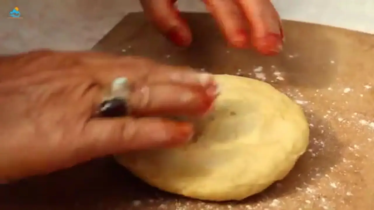 ببینید| غذای روستایی در افغانستان؛ پخت شیرینی سنتی شکلاتی در غار