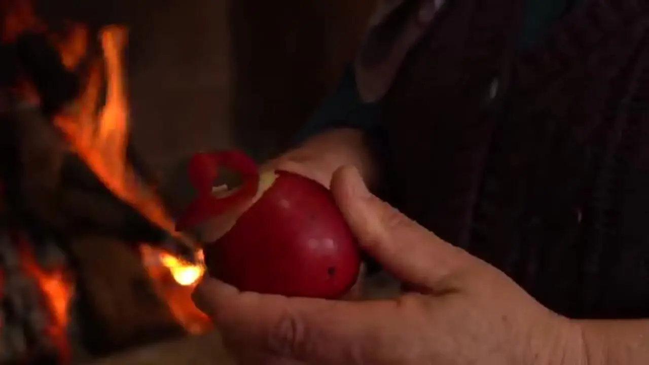 غذای روستایی در آذربایجان؛ پخت نان با طعم سیب توسط یک مادربزرگ خوش ذوق