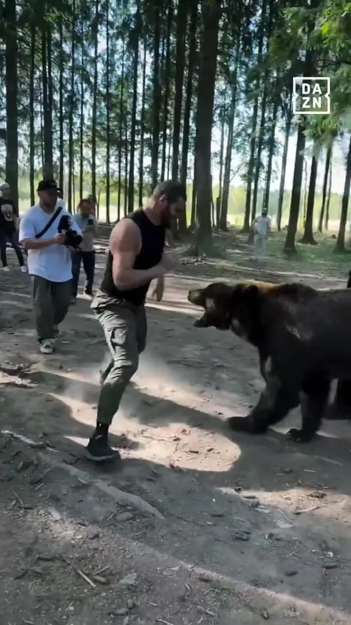 کشتی بوکسور سنگینوزن روس با خرس ۴۰۰ کیلویی قبل از مبارزه با تایسون فیوری