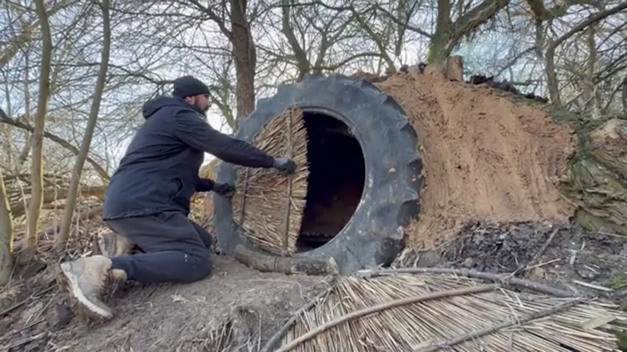 ساخت پناهگاه مخفی داخل لاستیک قدیمی تراکتور و در دل جنگل های آلمان