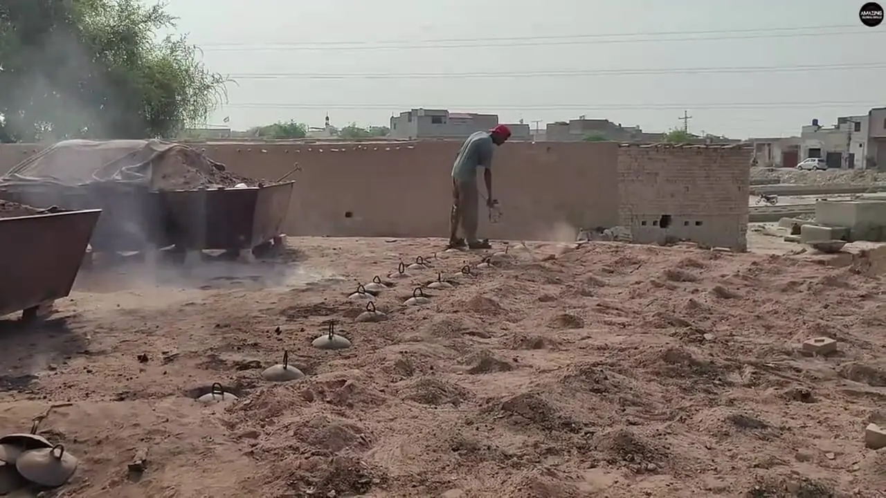 ببینید| مراحل تولید انبوه آجر به روش سنتی در کارگاه آجرپزی در پاکستان