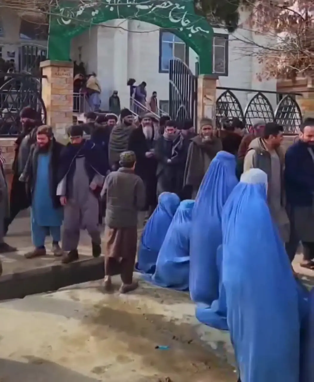 ببینید| ویدئویی جنجالی از گدایی زنان افغان در حکومت طالبان
