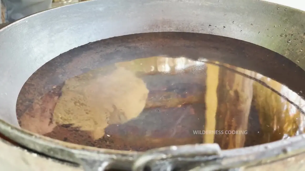 ببینید| غذای روستایی در آذربایجان؛ پخت یک غذای سنتی با مرغ