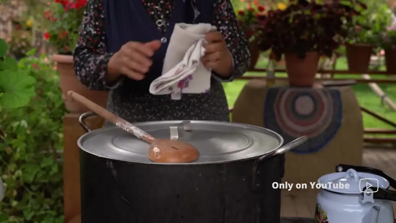 غذای روستایی در آذربایجان؛ تهیه پنیر خامه ای با شیر تازه گاو