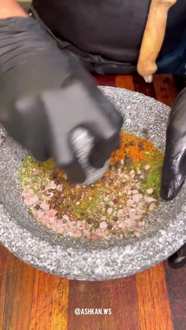 غذای خیابانی در ایران؛ برش زدن و کباب کردن بادبان ماهی به روش آشپز مشهور