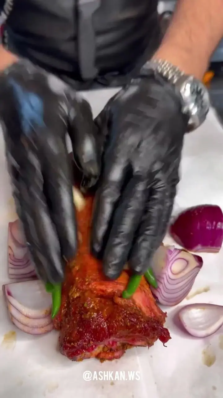 غذای خیابانی در ایران؛ پخت گردن بره به روش آشپز مشهور