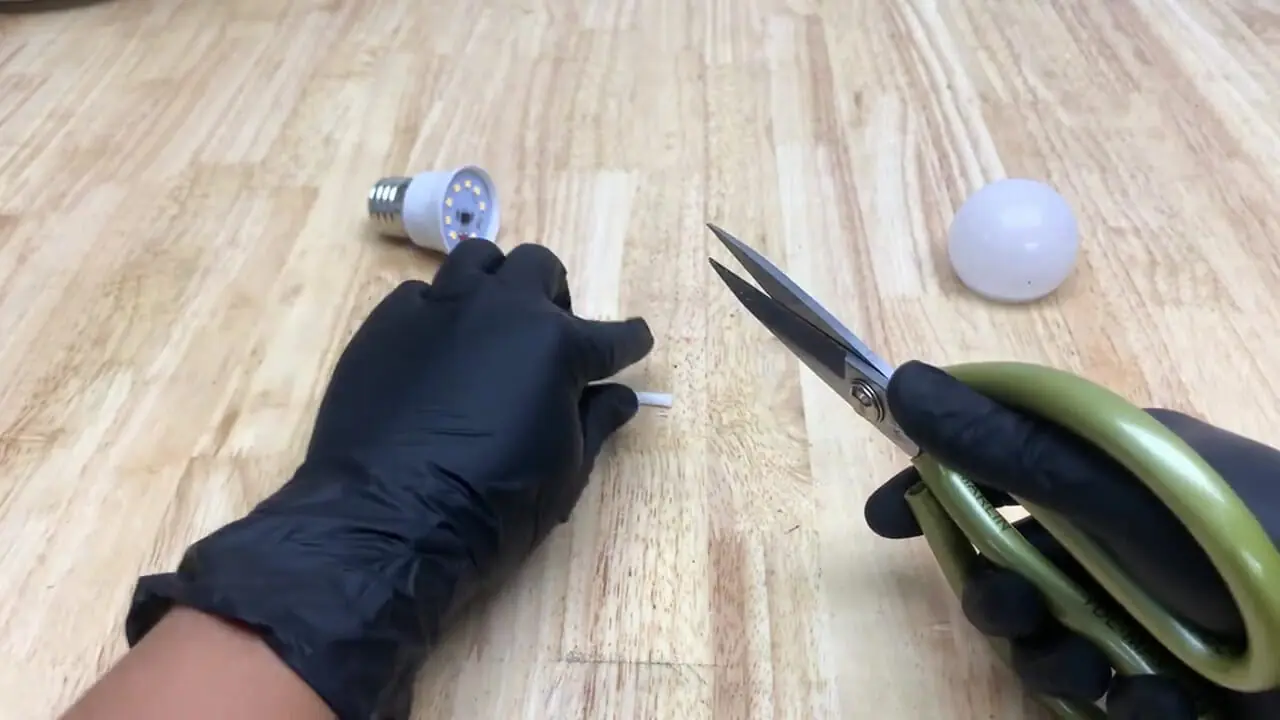 یک روش ساده برای تعمیر لامپ LED سوخته با کمک باتری قلمی