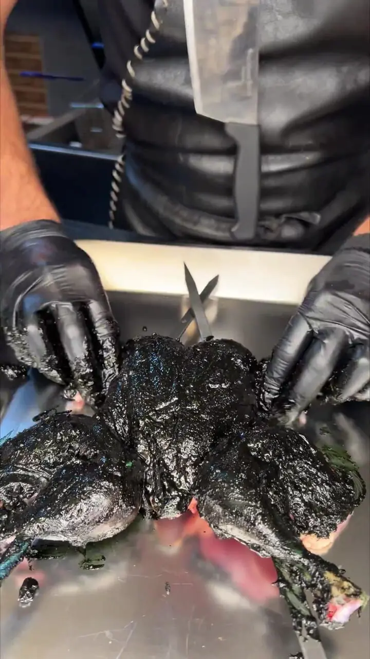 غذای خیابانی در ایران؛ تهیه مرغ سیاه کبابی با سس مخصوص