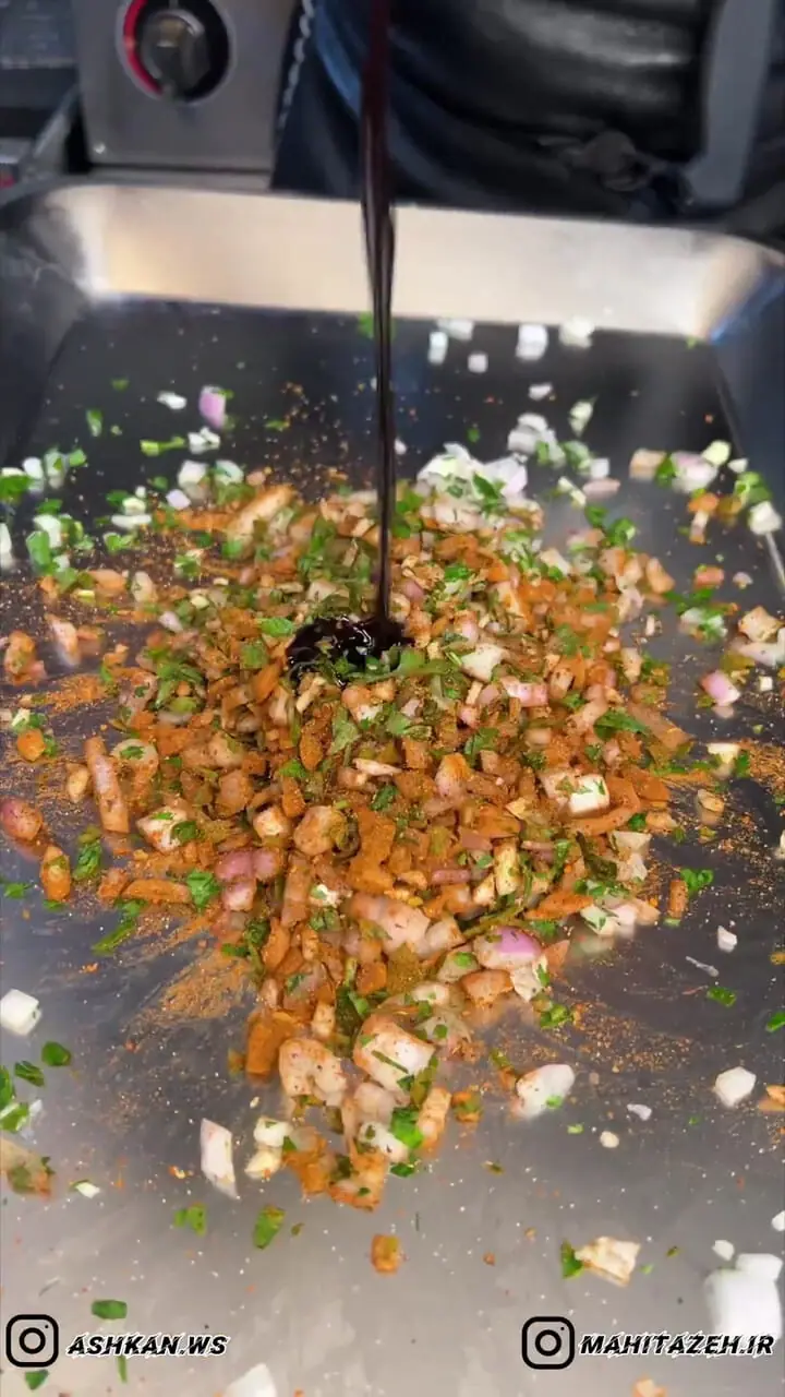 غذای خیابانی در ایران؛ برش زدن ماهی سرخو و کباب کردن آن