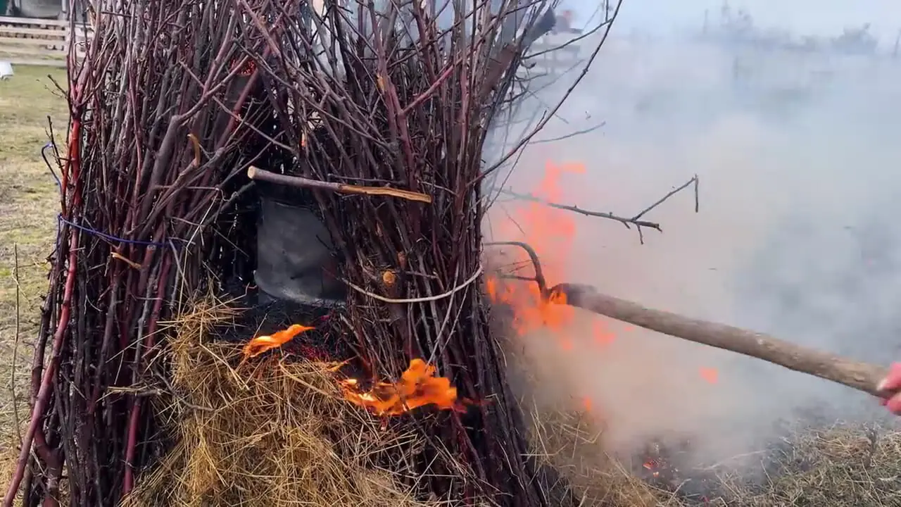غذای روستایی در اوکراین؛ کباب مرغ کامل در بشکه