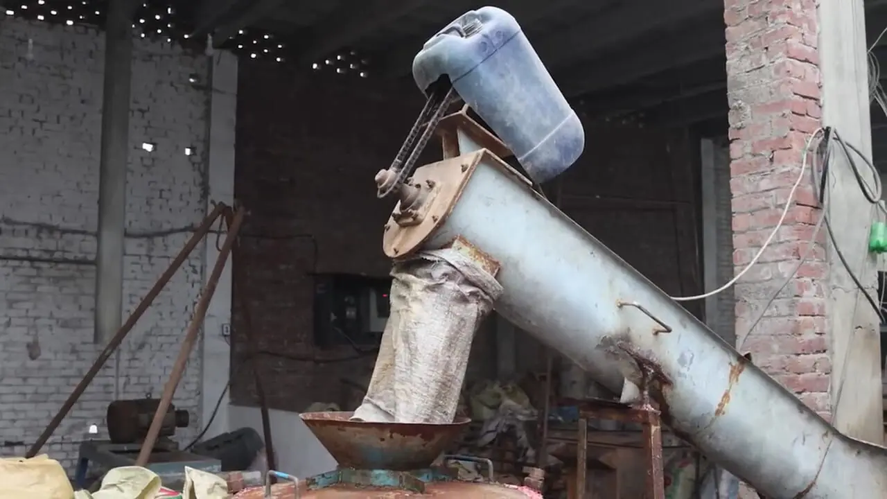 فرآیند شگفت انگیز بازیافت باتری های پلاستیکی و تولید جعبه میوه با آنها