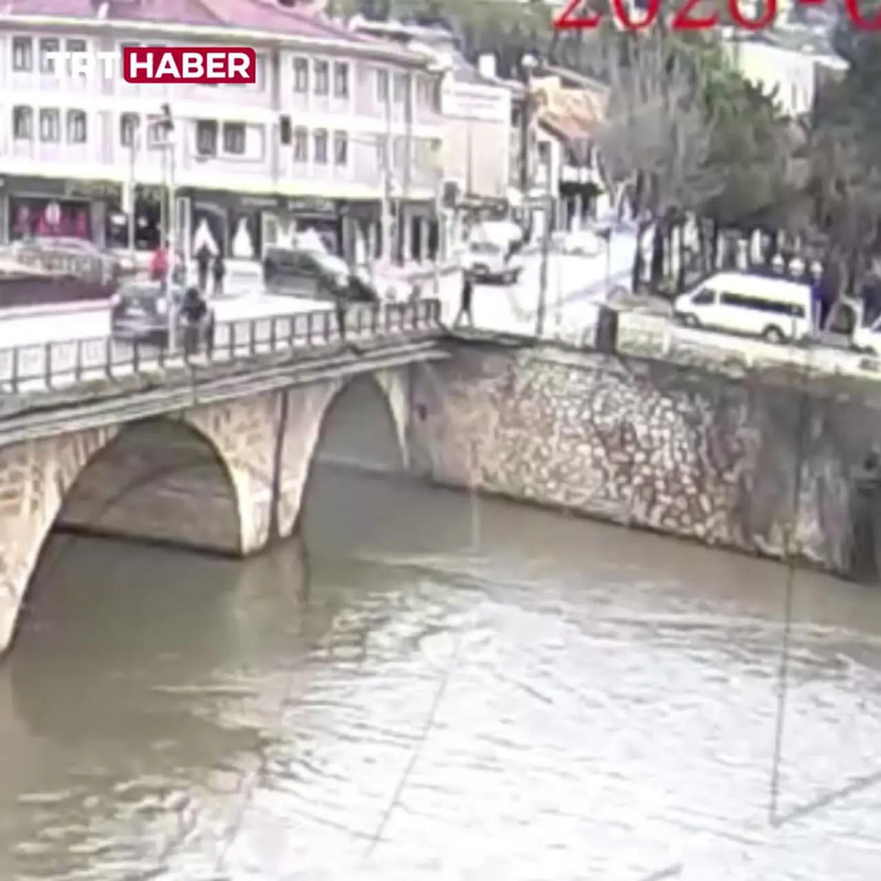 ببینید| سقوط خودرو به داخل رودخانه پس از تصادف