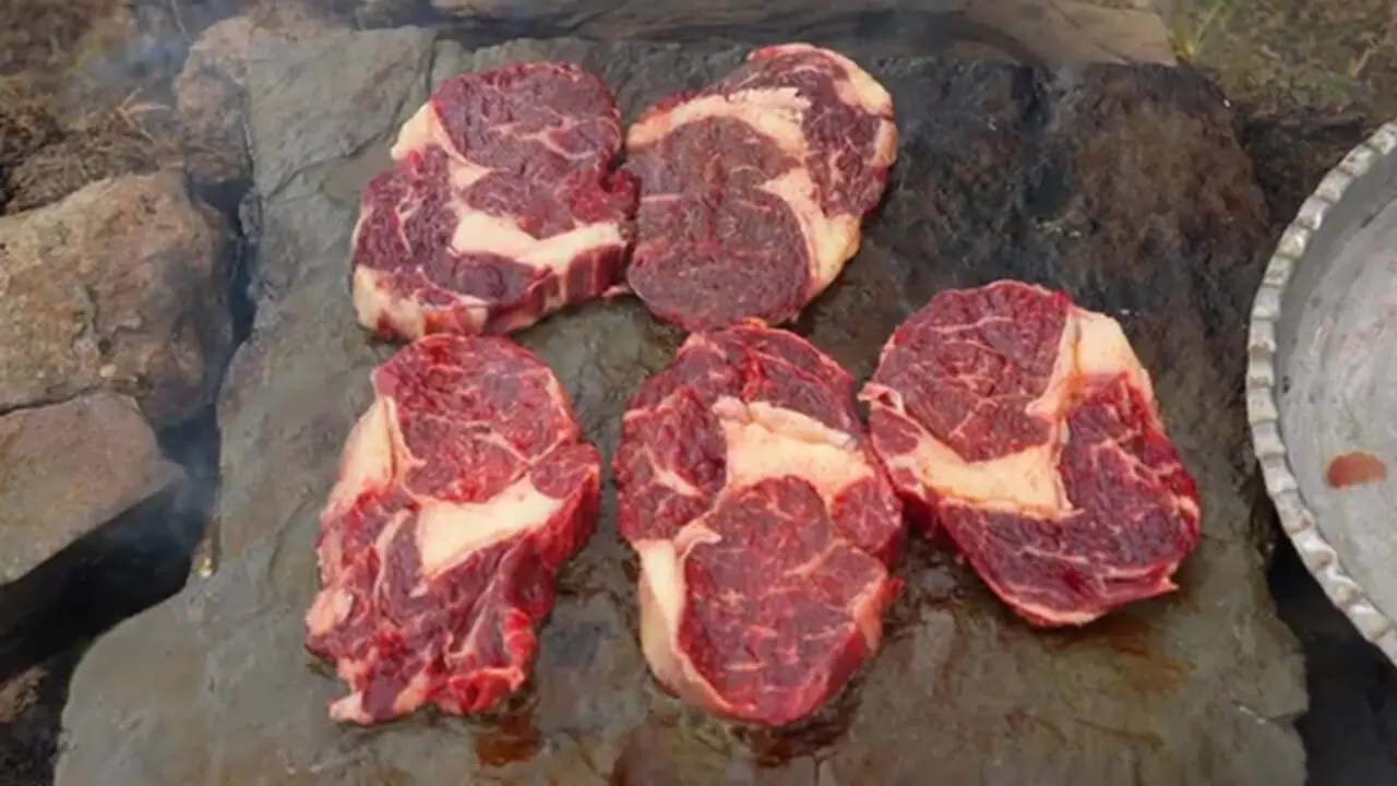 ببینید| غذای  روستایی در آذربایجان؛ پخت استیک روی سنگ داغ در کوهستانی برفی