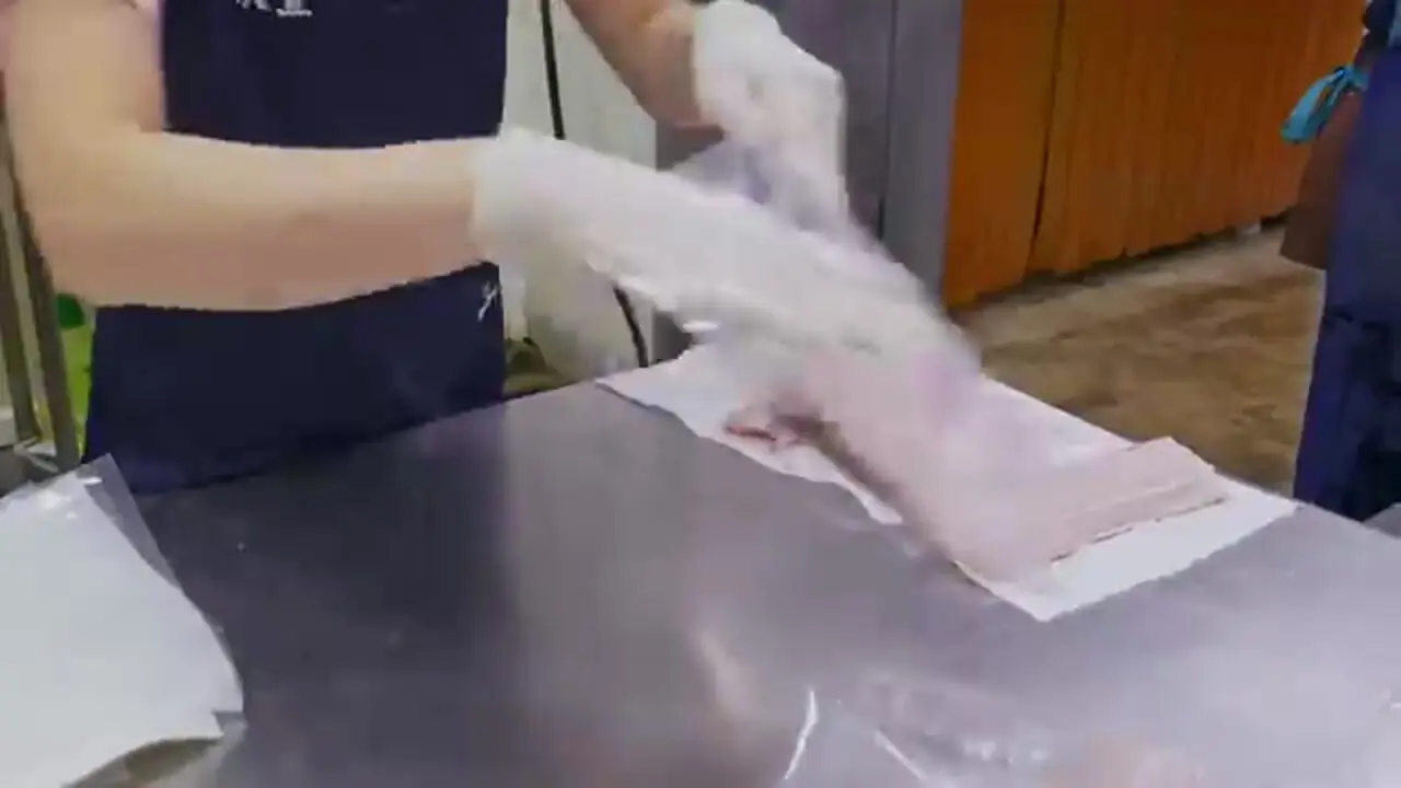 ببینید| غذای خیابانی در تایوان؛ برش ماهرانه کوسه  و سرخ کردن آن با کرفس در تایپه