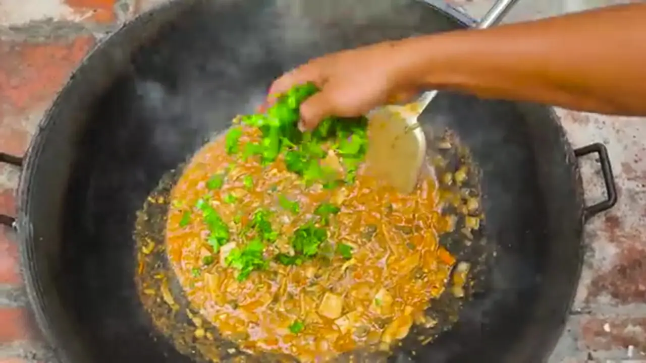 ببینید| غذای روستایی در هند؛ پخت خوراک با صدف غول پیکر و سبزیجات