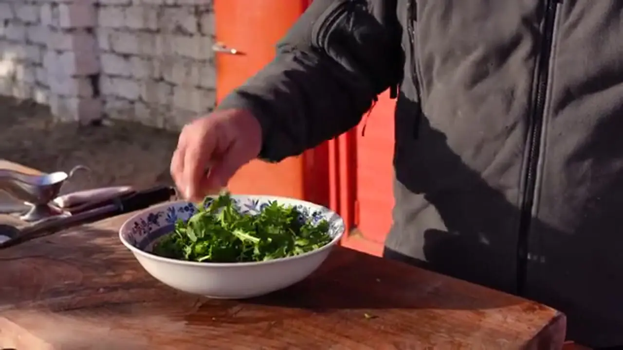 ببینید| غذای روستایی در آذربایجان؛ پخت استیک سوخاری و سیب زمینی سرخ کرده