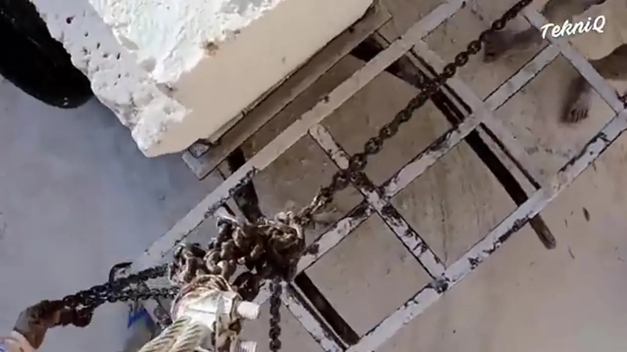 ببینید| چگونه ماشین های سنگبری غول پیکر، تخته سنگ های عظیم را برش می زنند؟