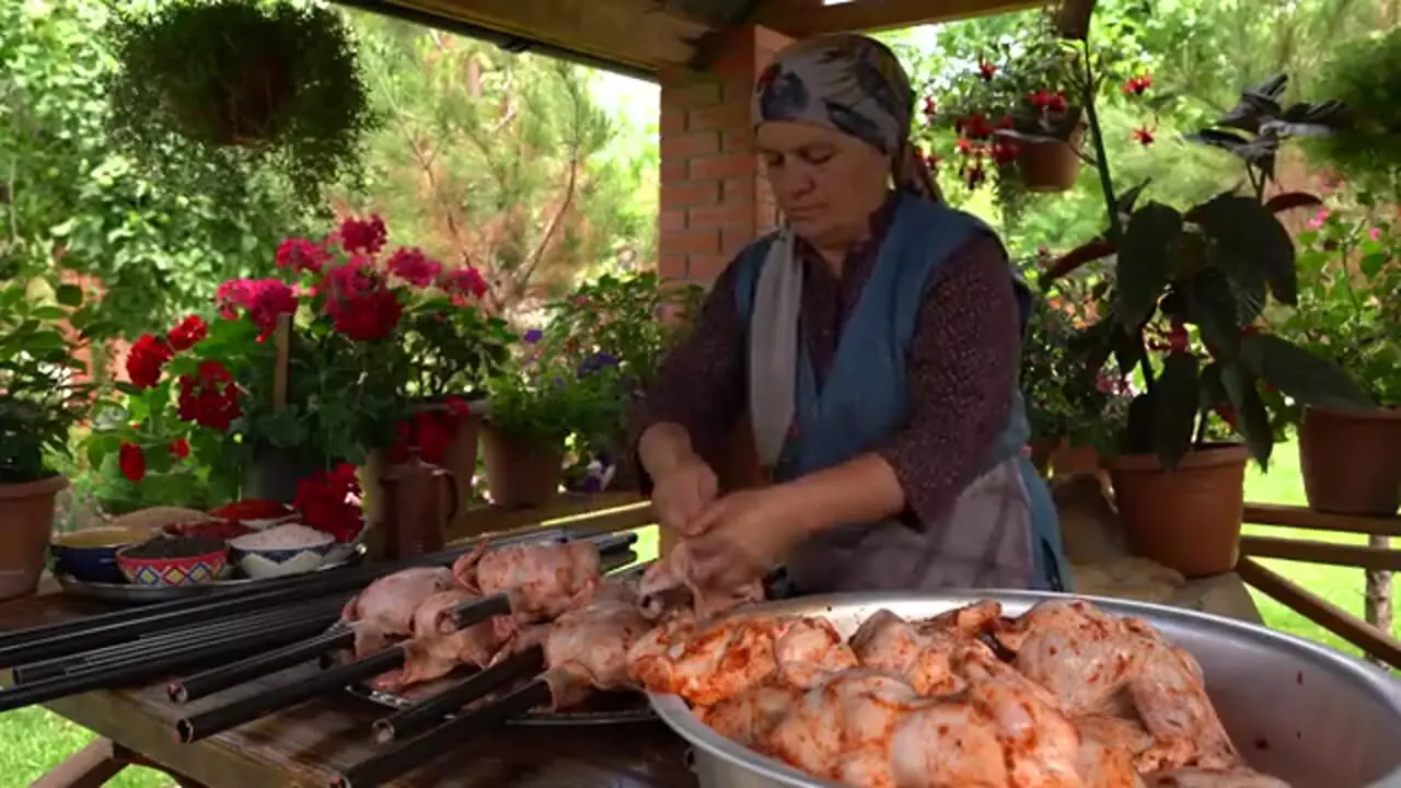 ببینید| غذای روستایی در آذربایجان؛ کباب کردن مرغ کامل و سیب زمینی روی آتش