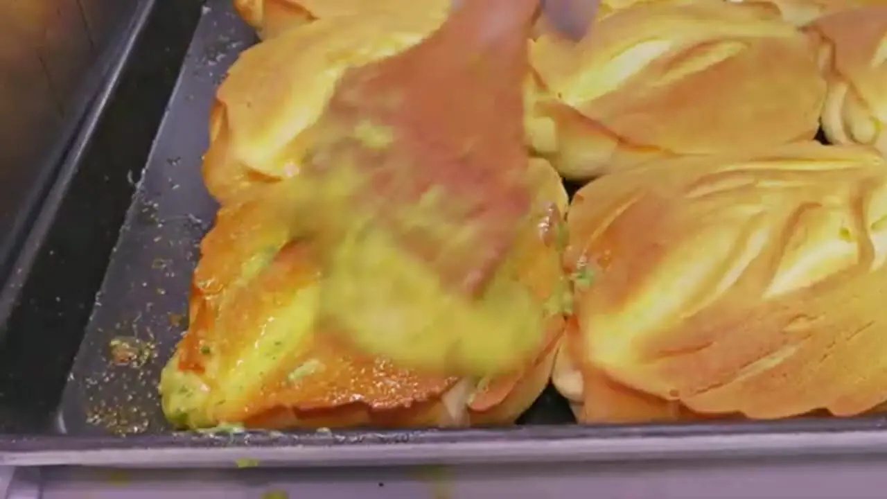 ببینید| غذای خیابانی در کره؛ پخت نان کَره ای روسی در سئول