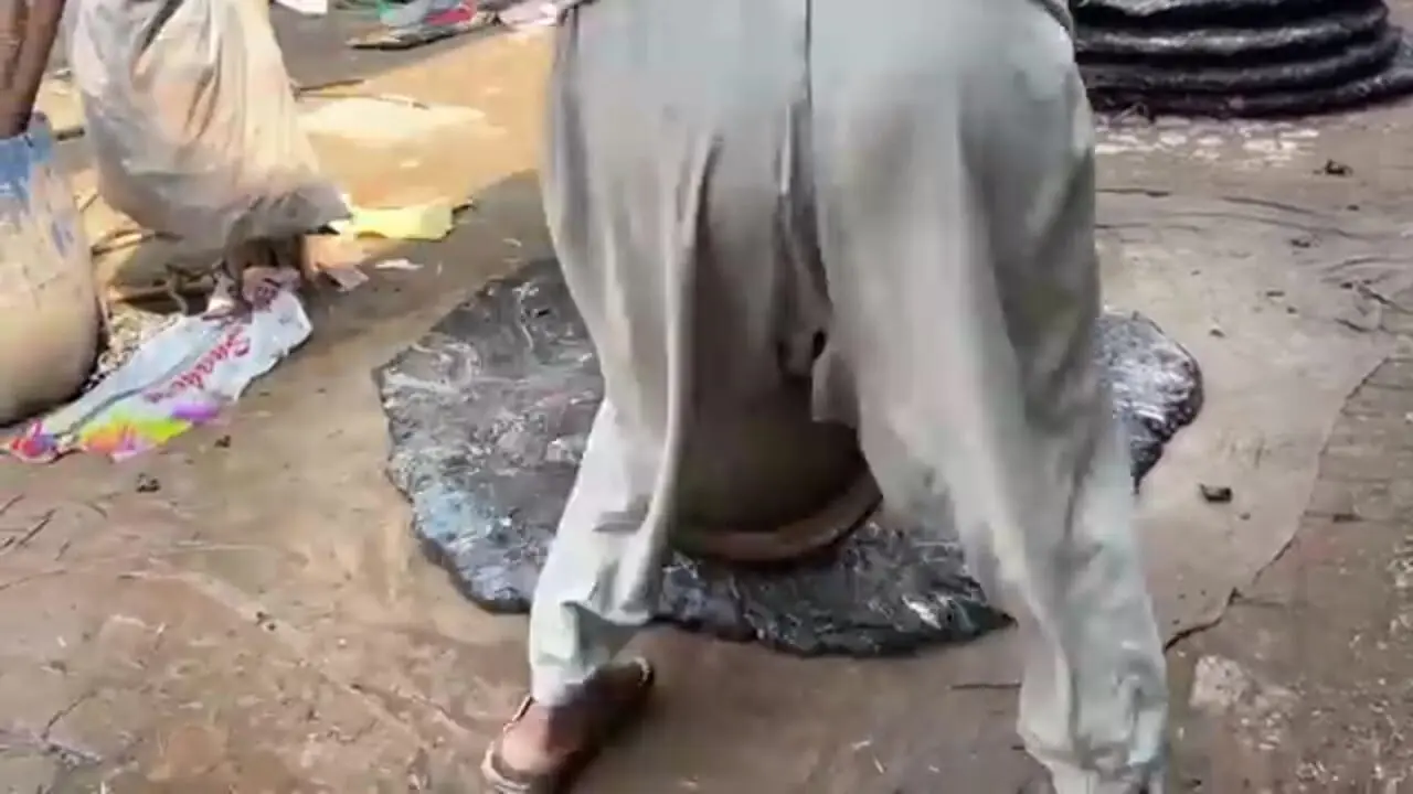 ببینید| فرآیند بازیافت ضایعات پلاستیکی و تولید صندلی با آن در پاکستان