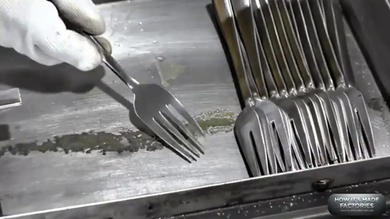 ببینید| فرآیند تولید انبوه چنگال در کارخانه ای قدیمی در کره جنوبی