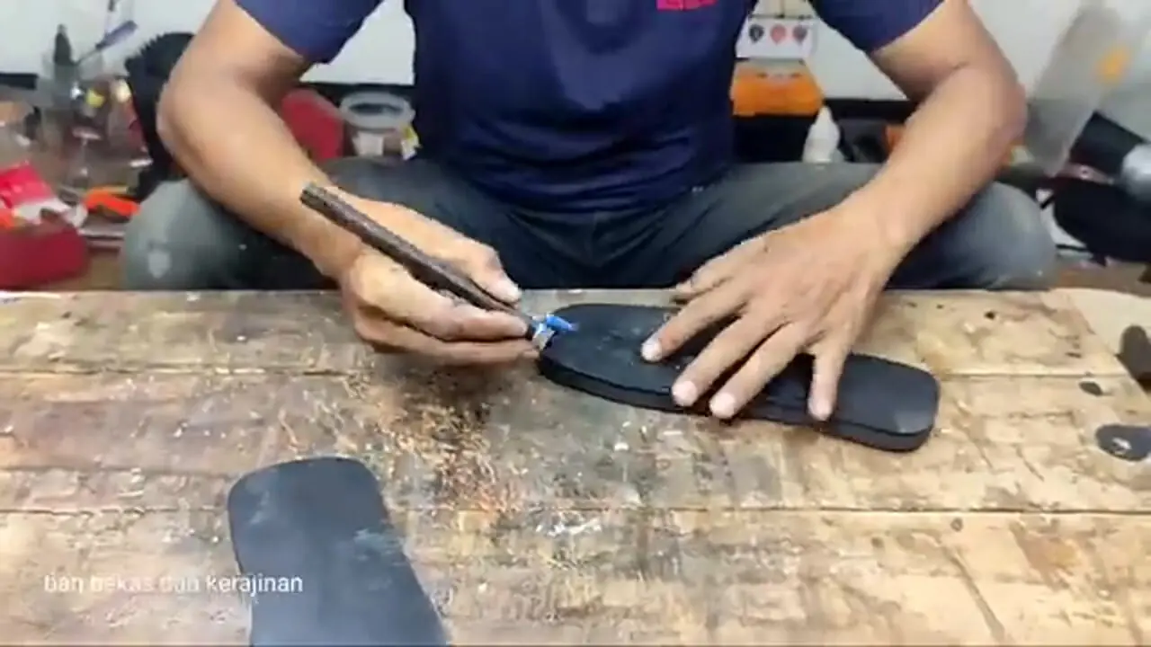 ببینید| مراحل دیدنی ساخت صندل با استفاده از لاستیکی کهنه در بنگلادش