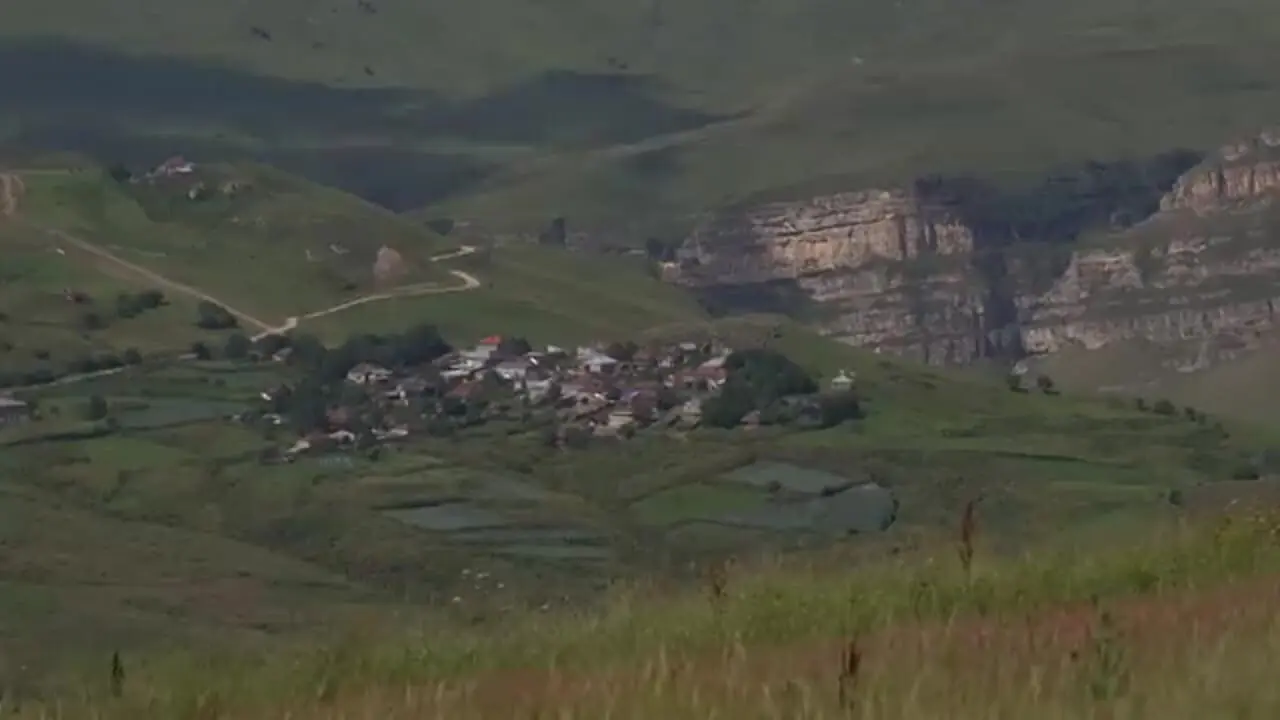 ببینید| غذای روستایی در آذربایجان؛ پخت دلمه کلم قرمز در طبیعت زیبای یک روستا