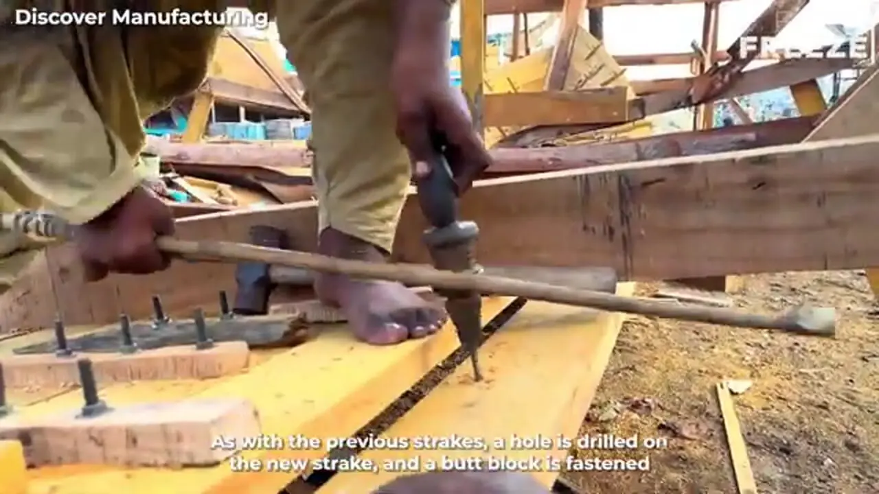 ببینید| فرآیند تماشایی ساخت یک کشتی چوبی بزرگ در پاکستان