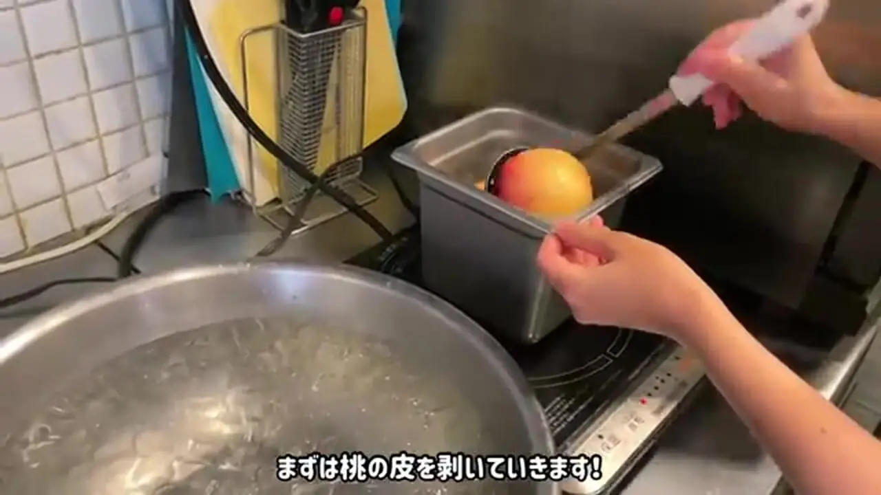 ببینید| غذای خیابانی در ژاپن؛ تهیه پنکیک میوه ای در توکیو