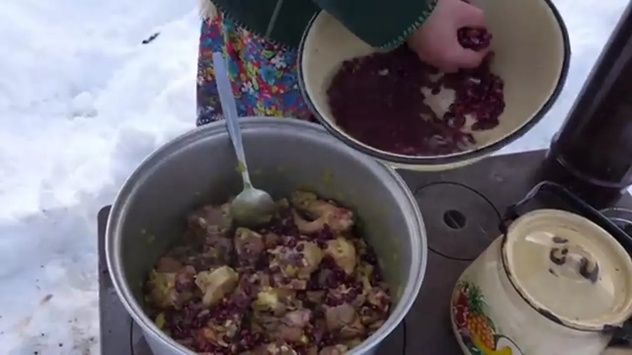 ببینید| غذای روستایی در ایران؛ پخت قرمه سبزی با ران بره در هوای برفی